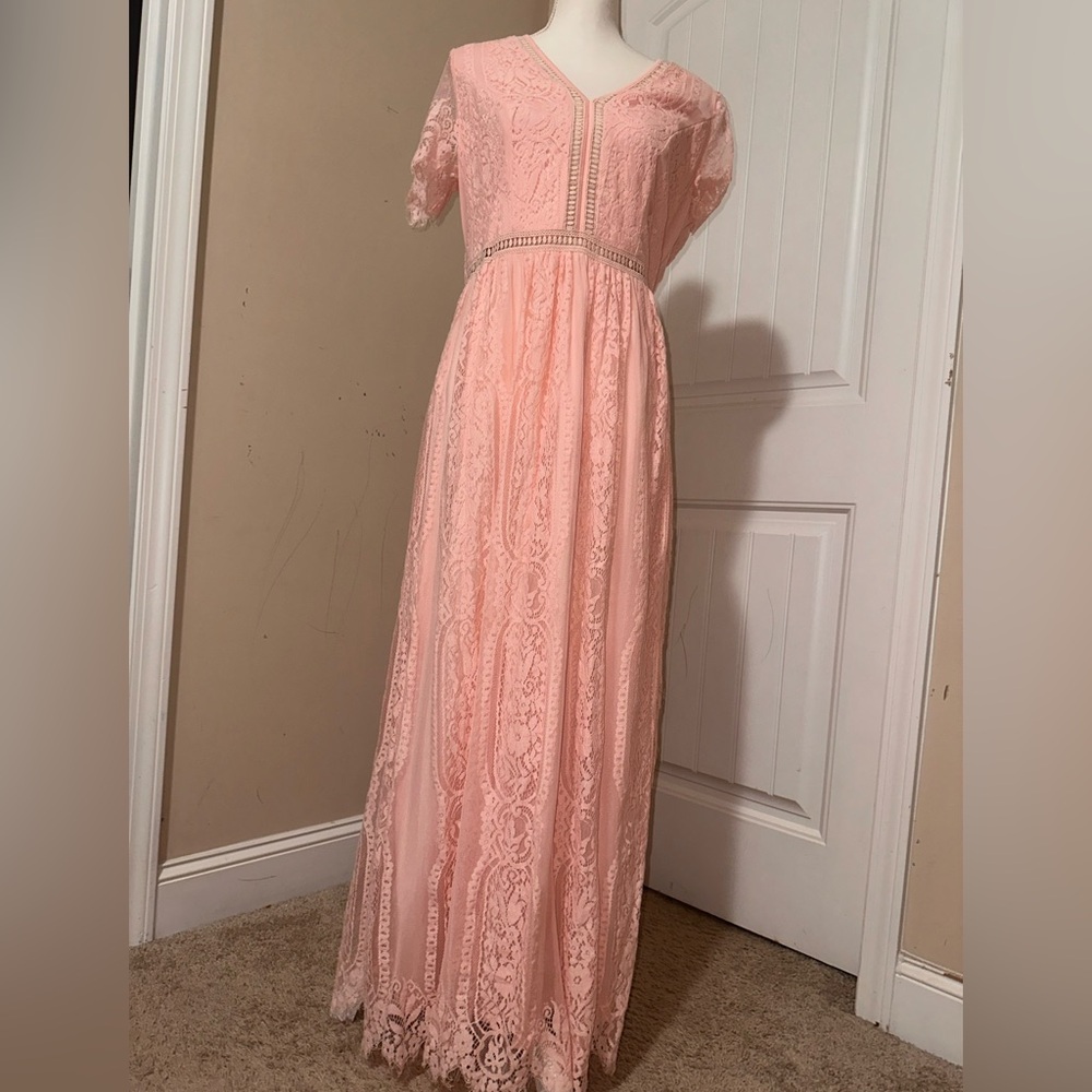 Chic Lace Maxi Dress in Soft Pink